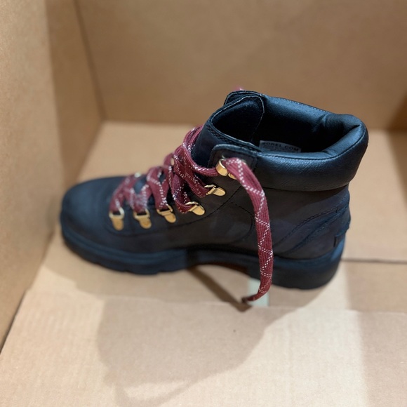 Black Sorel Boots with Red Laces sz 7.5 - Picture 7 of 11